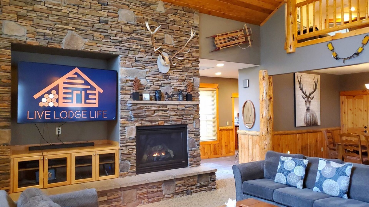 Sunriver Cabin | PNW Luxe Lodge- 4 Suites, Game Rm, Loft, 12xSHARC, Bikes, Hot Tub, Big Deck, ADA