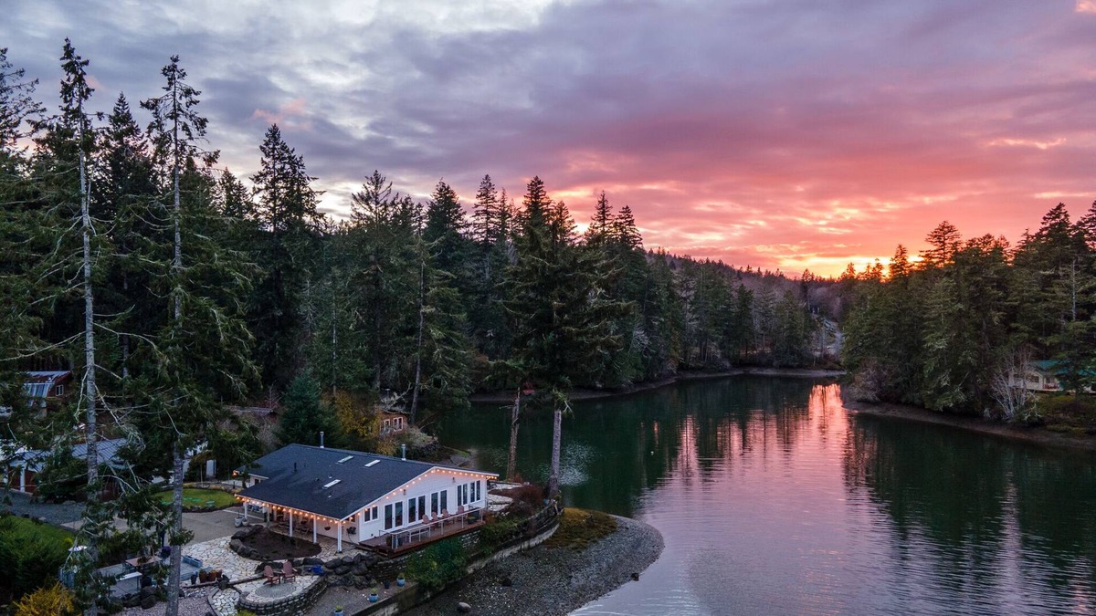 Shelton House | PNW Waterfront Island Getaway with Dreamy Chef's Kitchen