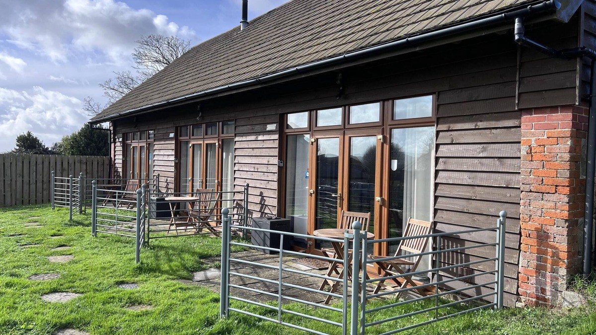 Shorwell Cottage | Poachers Hut 1-Bed Cottage, Sleeps 2, Pet Friendly