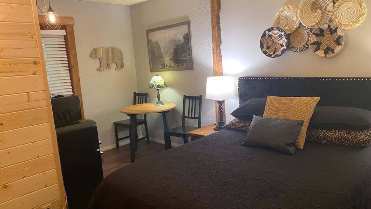 Forks Apartment | Pocahontas Lodge Room near Olympic National Park