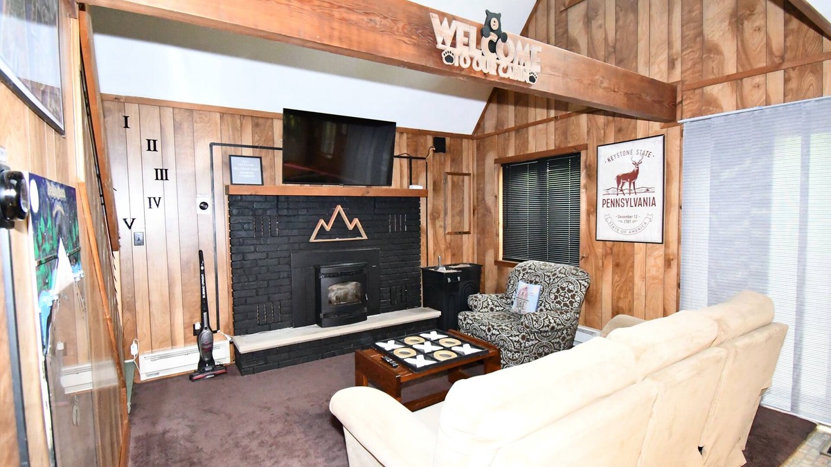Bushkill Cabin | Pocono Cabin w/Jacuzzi, W&D, and Indoor Pools