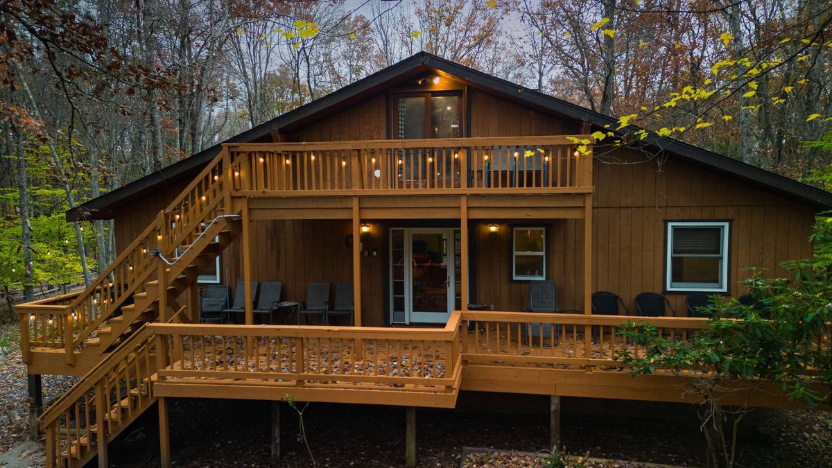 Albrightsville Ski Chalet | POCONO ESCAPE - HOT TUB - 10 BEDS