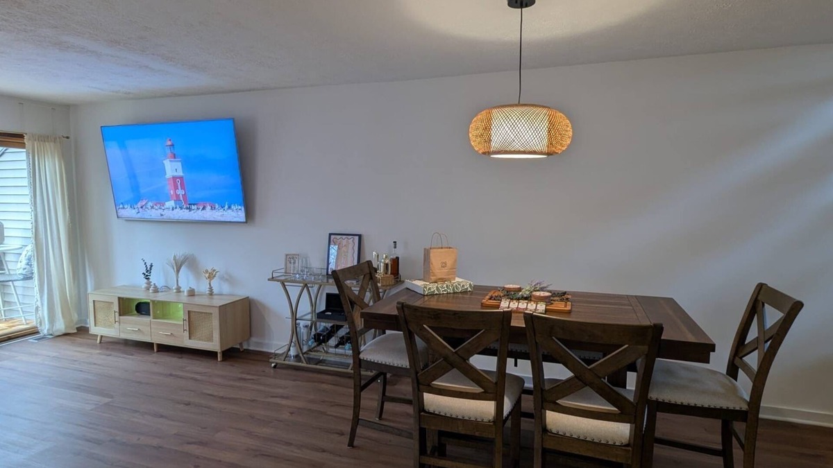 East Stroudsburg House | Poconos Nest & Nook: A Cozy King & Queen 2BR with a jacuzzi room facing nature