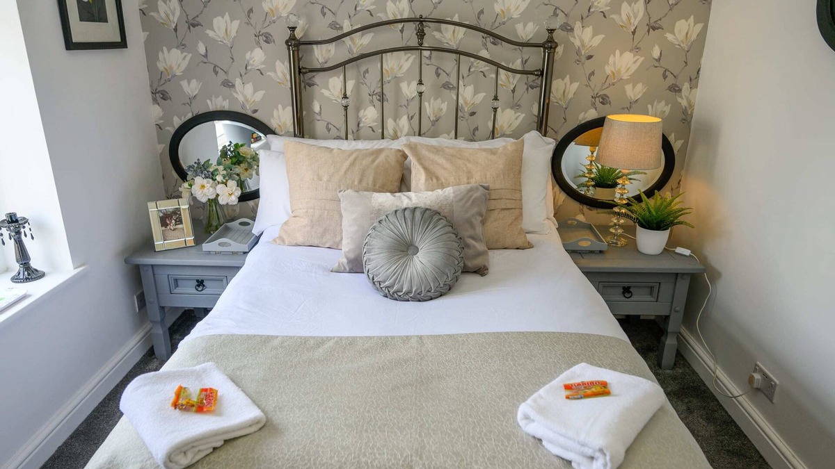 Abercwmboi House | Poet's Cottage: Breathtaking Aberdare Heritage