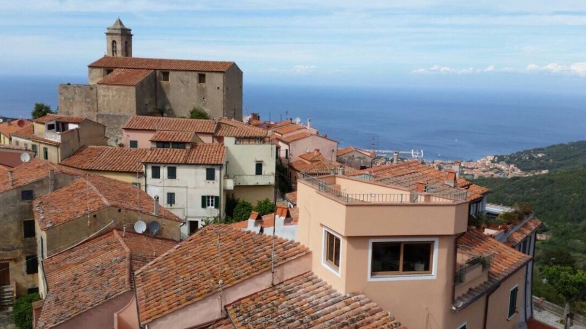 Poggio Apartment | POGGIO, large apartment in a village frozen in time between sea and mountains