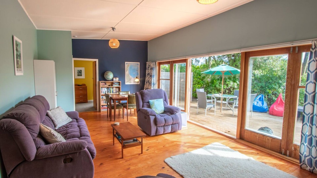 Clifton House | Poharadise - classic family bach near the beach, pet friendly
