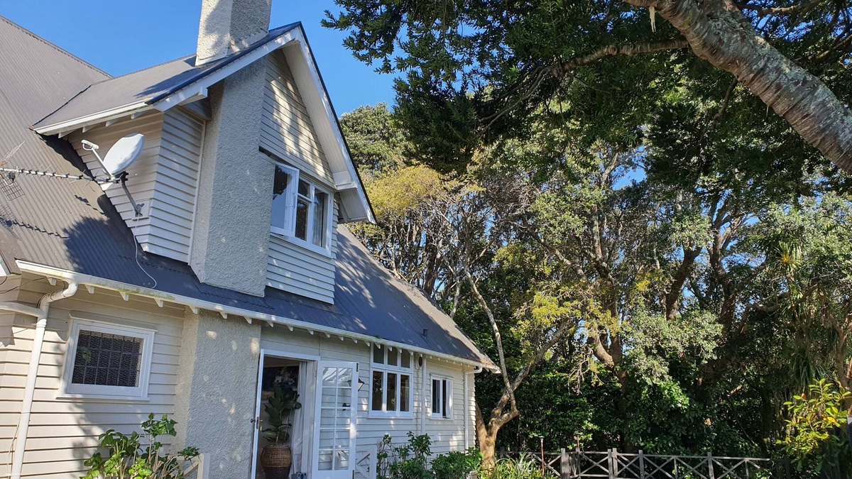 New Plymouth House | Pohutukawa House - New Plymouth Holiday Home