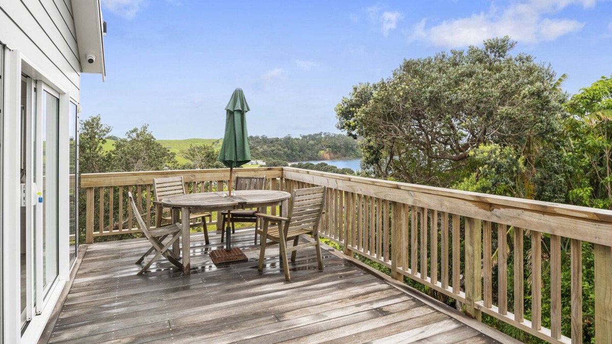 Mahurangi East House | Pohutukawa Paradise - Martins Bay Holiday Home