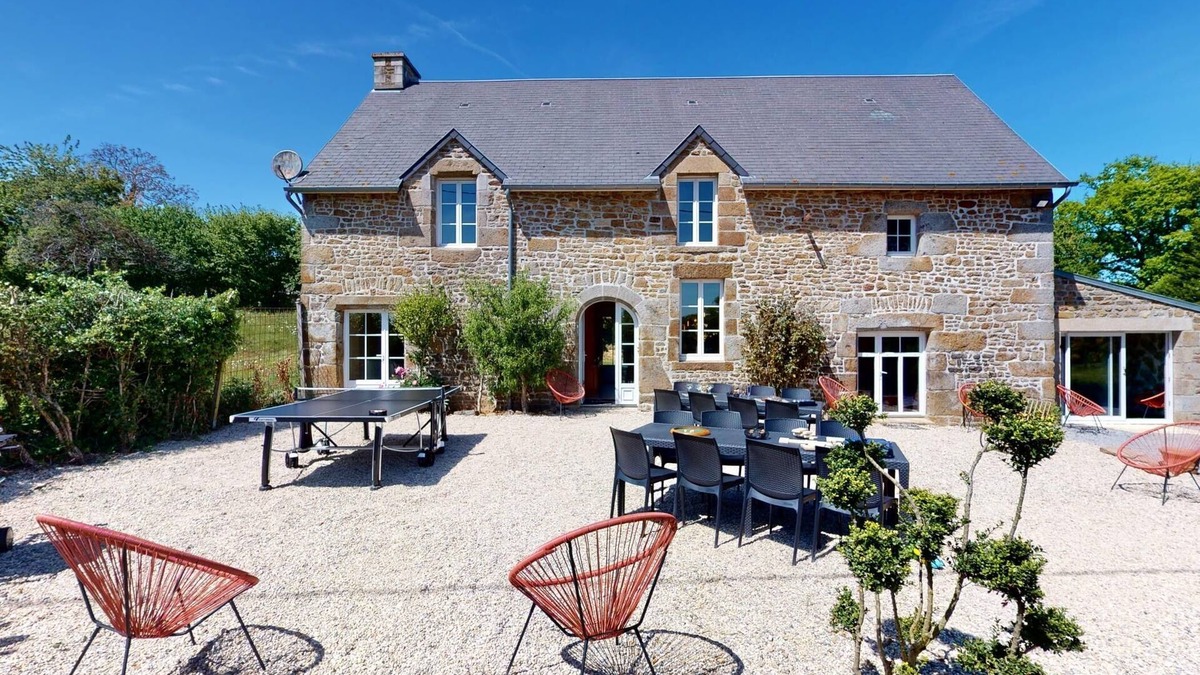 Sainte-Pience Cottage | Poignière 17 people : unusual housing, spa, 30 min sea