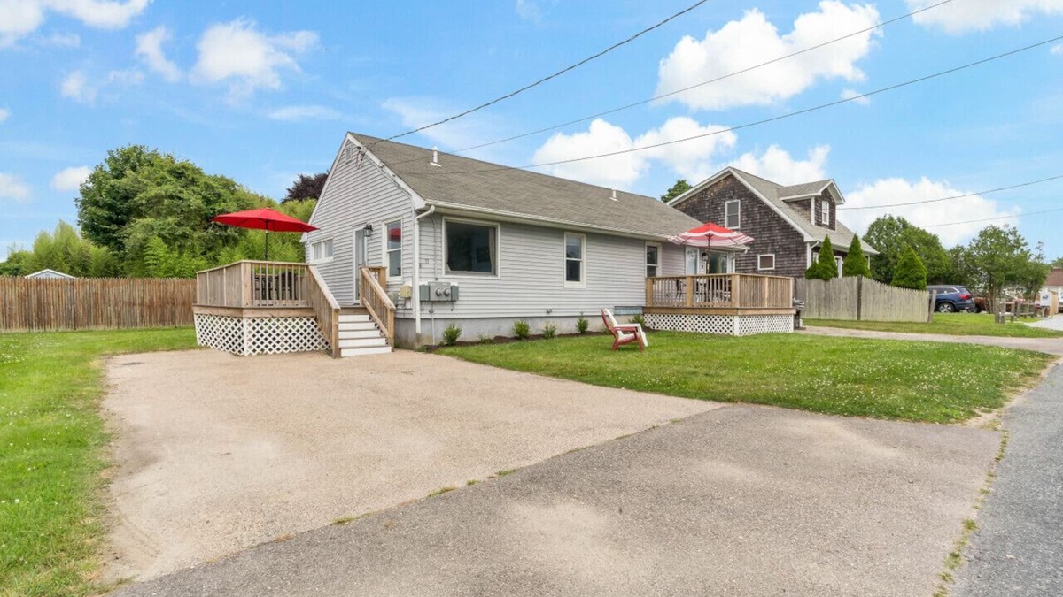 Narragansett House | Point Judith Cottage near Scarborough Beach