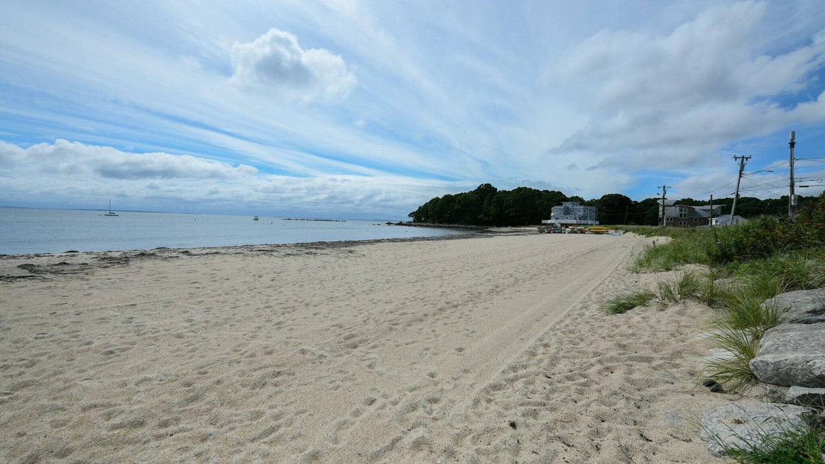 Old Lyme House | Point O Woods House walk to private beach