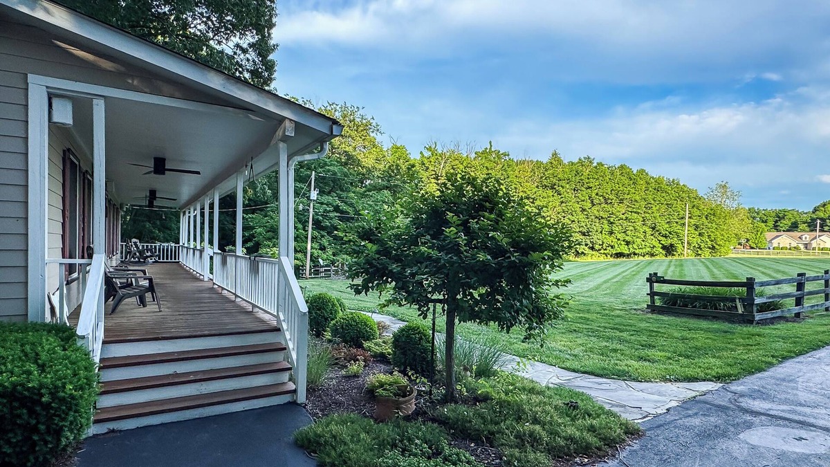 Labadie House | Pointer Haus | Dog Friendly, near Purina Farms, WashMO, Wedding venues