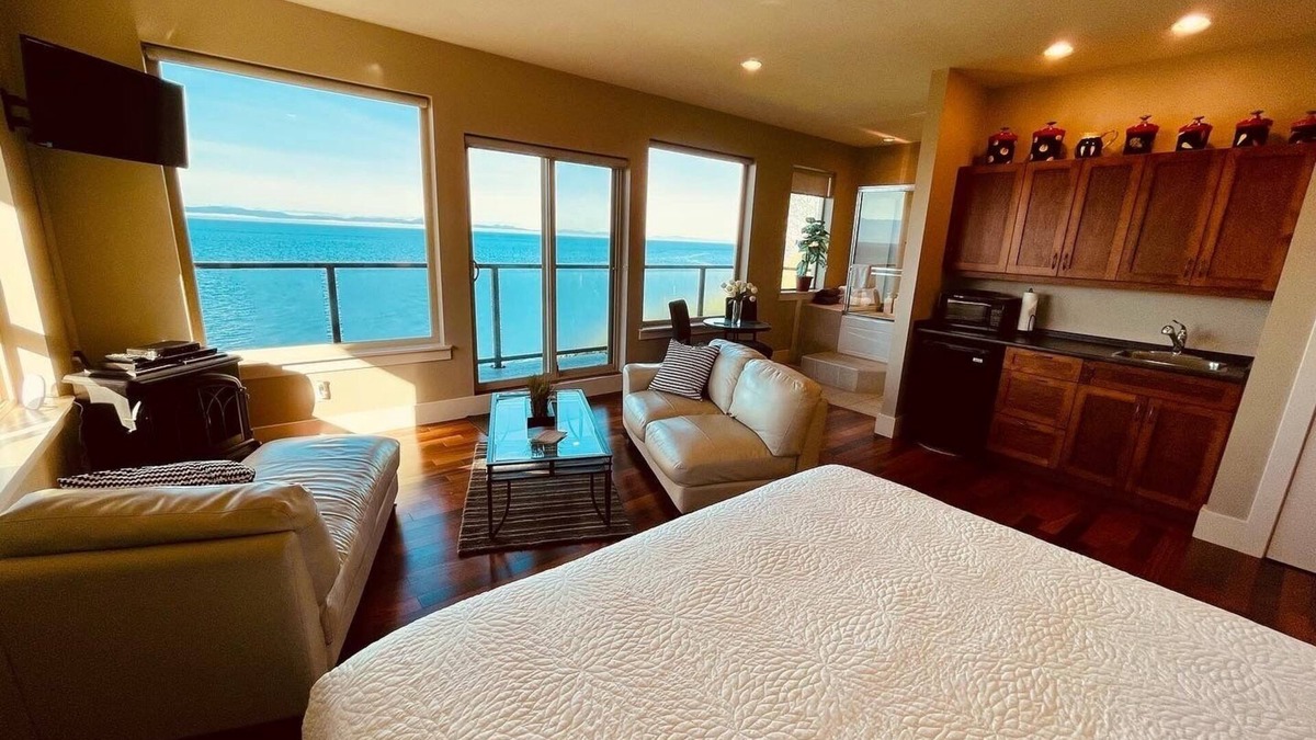 Otter Point Cabin | Points West Oceanfront Rooftop suite