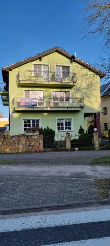Łazy House | Pokoje w Zielonym Domku