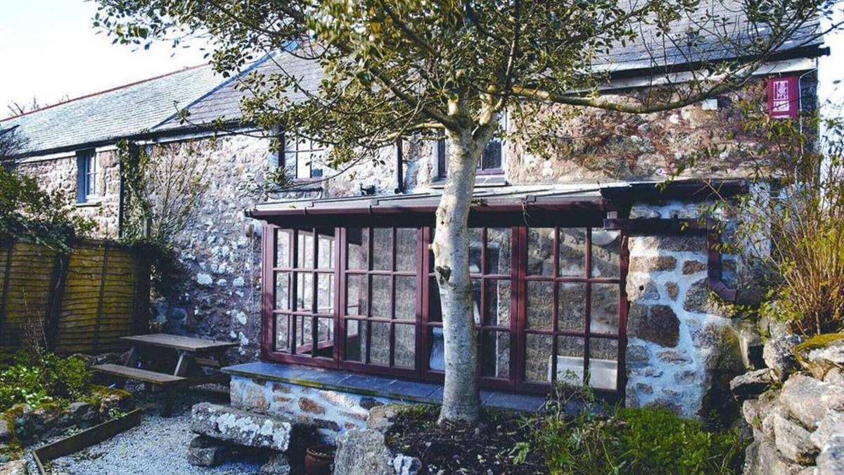 St. Buryan House | Poldhu Cottage is a Cornish granite cottage full of charm located in St Buryan near the Minack Theatre