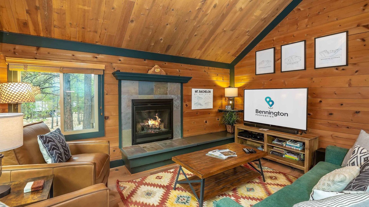 Overlook Park Condo | POLE06 - Classic Pole House Cabin, Dog Friendly, Private Hot Tub & Gas BBQ