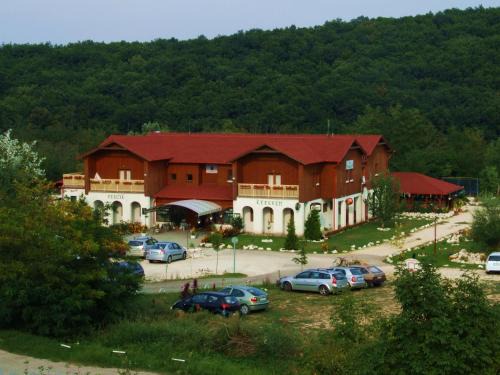 Csolnok Bed & Breakfast | Pollushof Panzió és Étterem