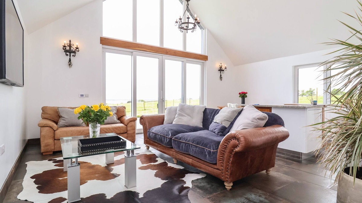 Martlesham Heath Cottage | POLLY'S ANNEXE, family friendly, with hot tub in Levington