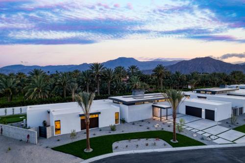 La Quinta House | Polo Villa Aura 2 Homes Pickleball Putting Green Sleeps 32