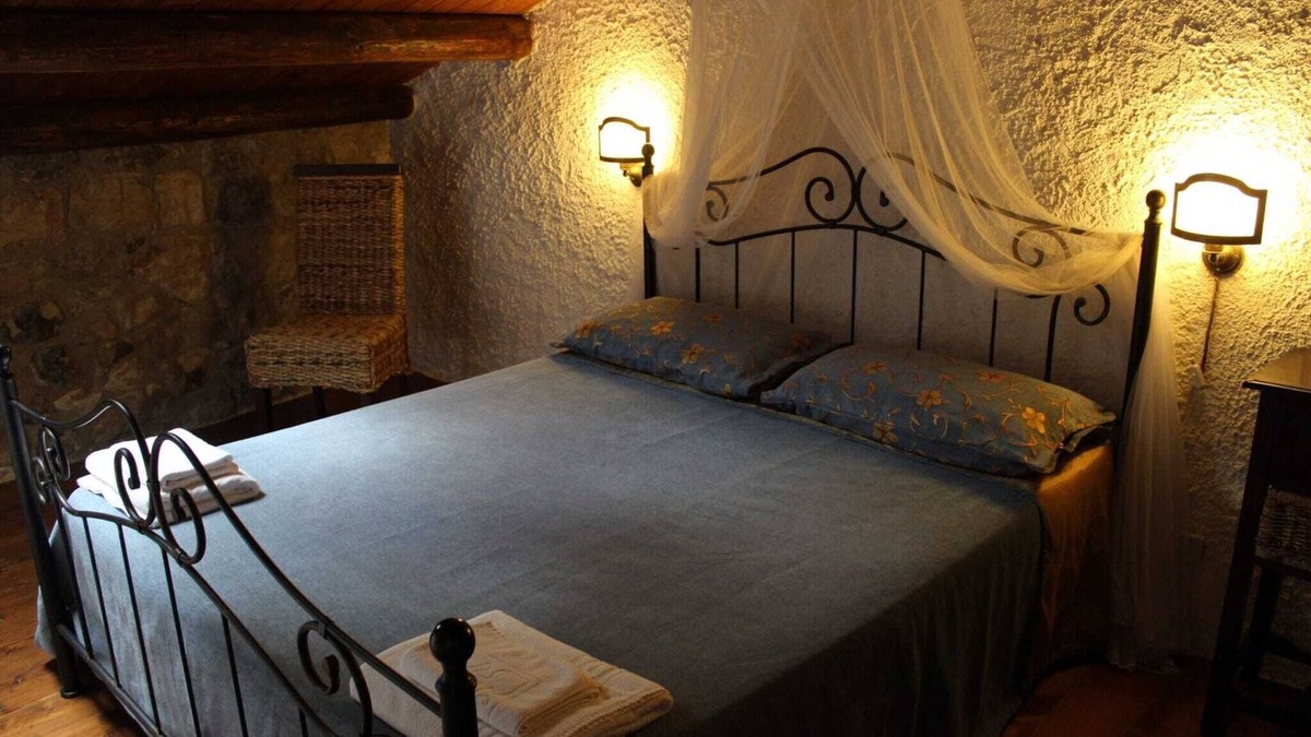 Monterosso Almo Cottage | Pomegranate Cottage
