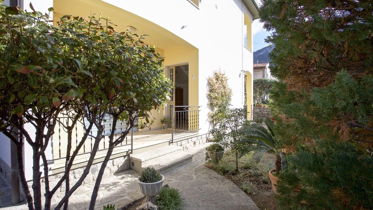 Pomonte Apartment | Pomonte La Posta large outdoor spaces and parking a few steps from the beach