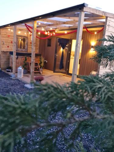 County Laois Bed & Breakfast | Pond Beach Hazel with hot tub