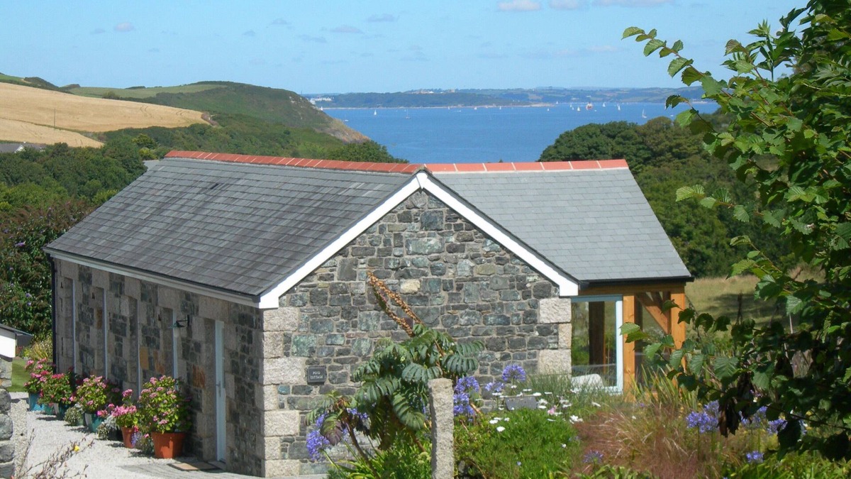 Helford Passage Cottage | Pond Cottage - luxury cottage with sea views over a wooded valley