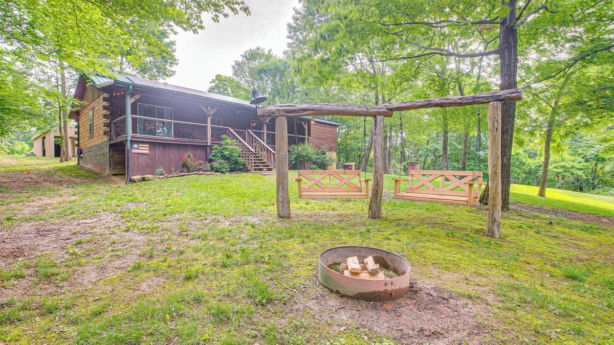 White Cottage Cabin | Pond & Fire Pit: Charming Log Cabin near Blue Rock