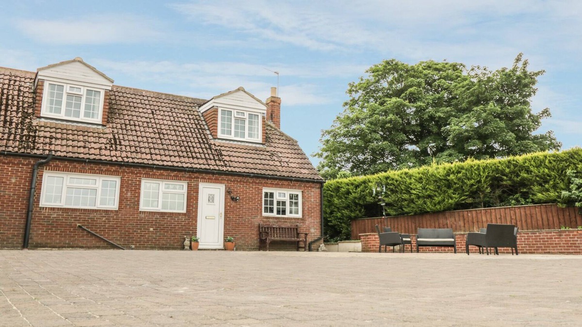 Thirsk Cottage | POND VIEW, family friendly, character holiday cottage in Thirsk