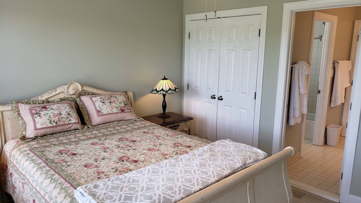 Ridgeway House | Pond View Room