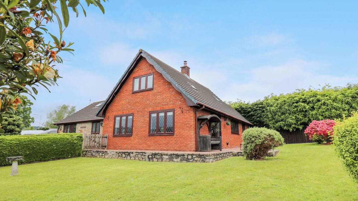 Newbridge-on-Wye Cottage | PONDAROSA, pet friendly, with hot tub in Newbridge-On-Wye