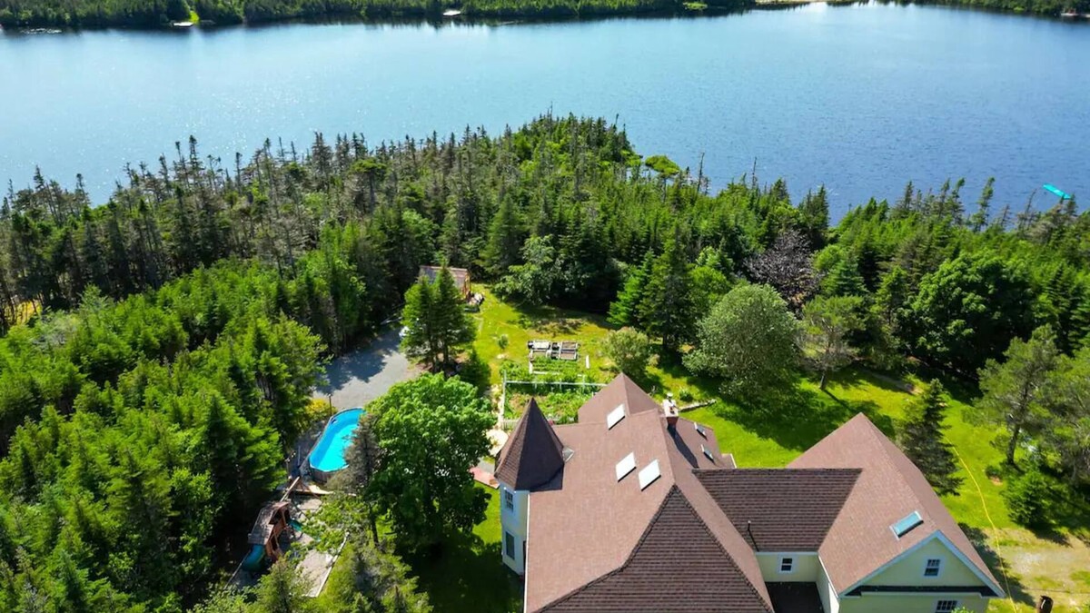 Terra Nova House | Pondside Bliss W/Private Pool - Magical Getaway