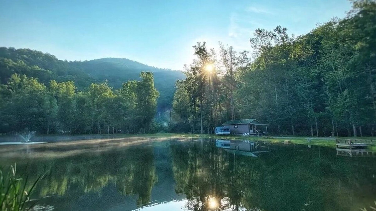 Northern Cabin | Pondside cabin next to a river with kitchen and bath. Kid/Pet Friendly. Roku TV