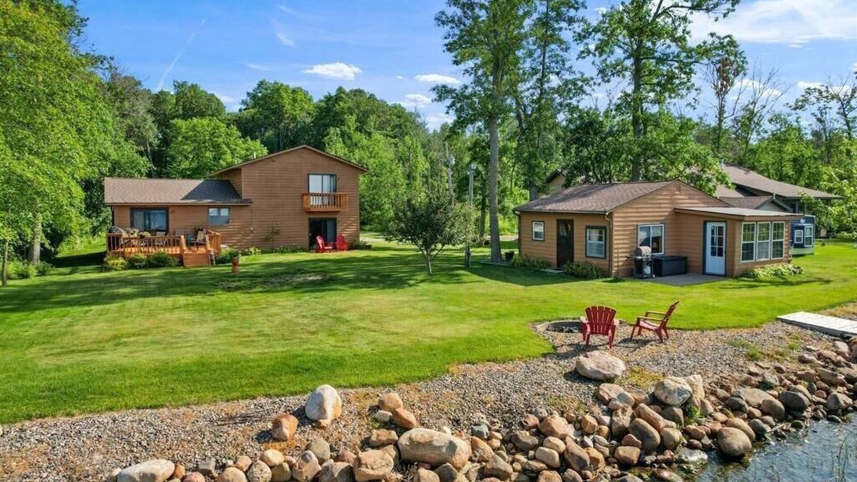Brainerd House | Pontoon Rental, Great Fishing, Guest House, Swimming off of Dock, & More!