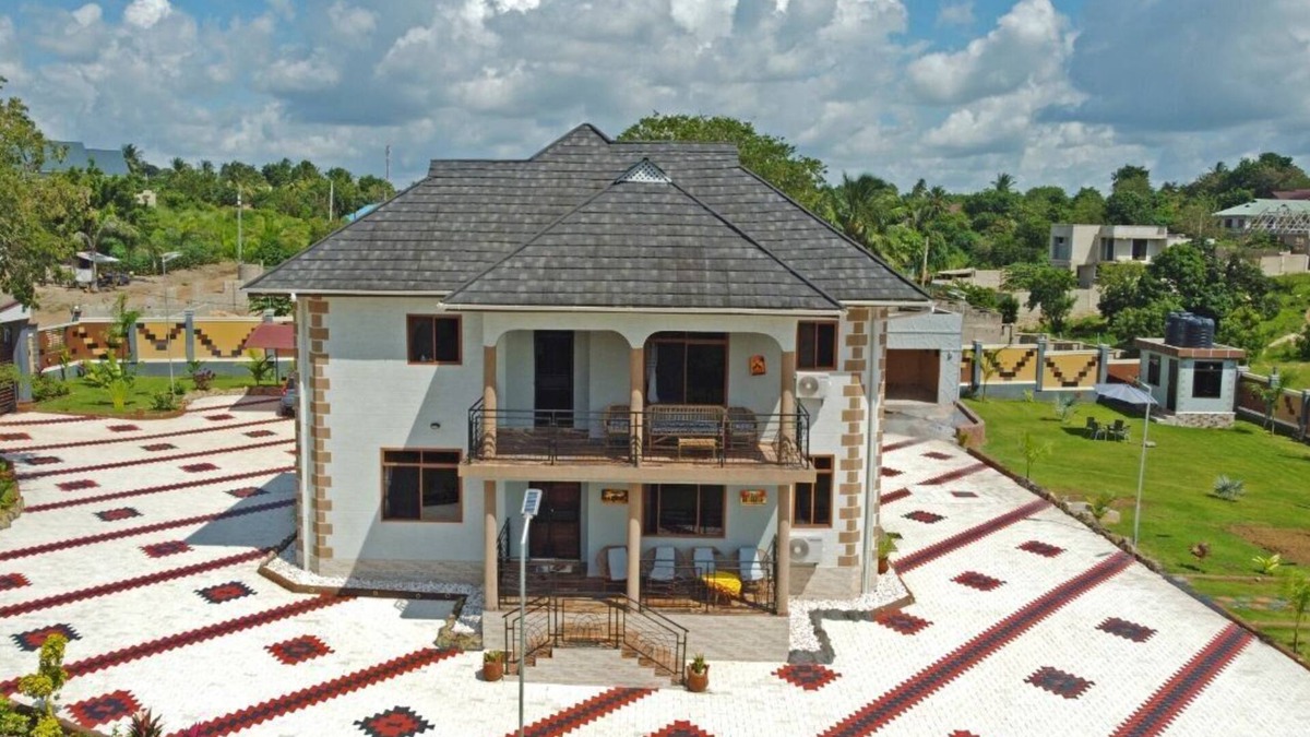 Dar es Salaam Villa | Pool- 5Br/4Ba- Balcony- Garden- AirCon- Parking