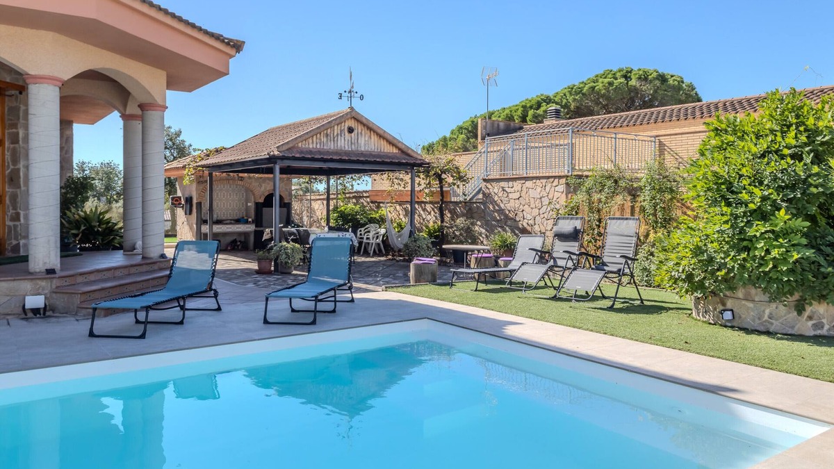 Sils Villa | Pool and Nature 20 km from the Beaches