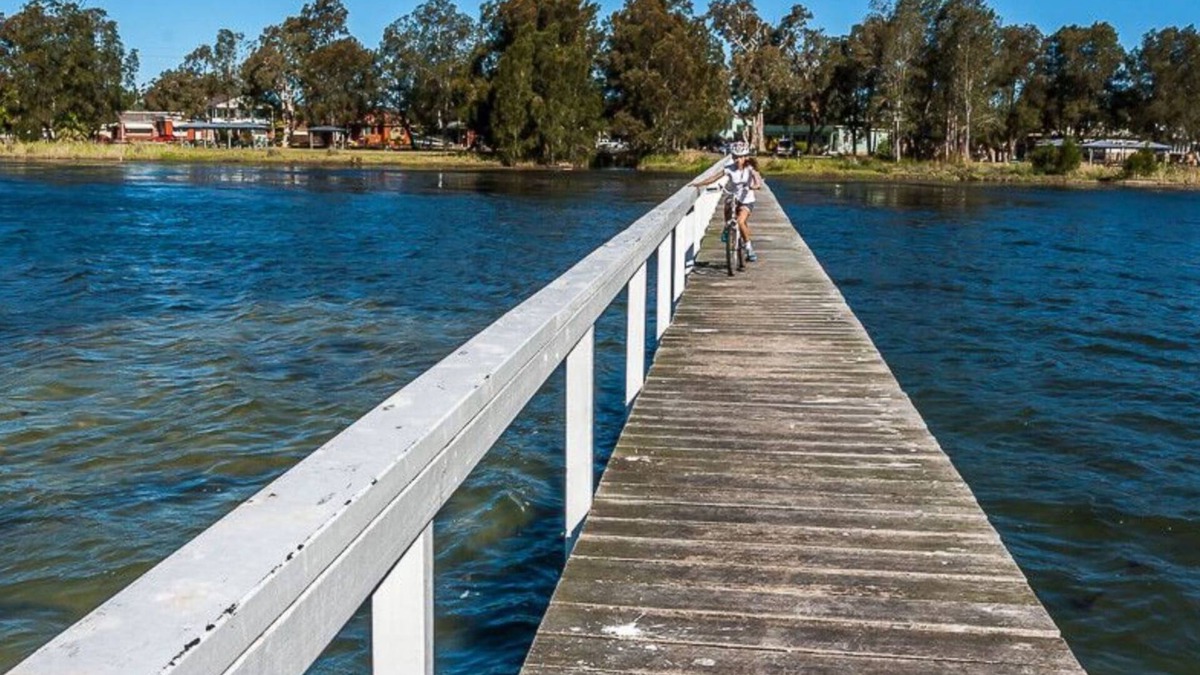 Killarney Vale House | Pool and Spa on the Lakefront - Main House