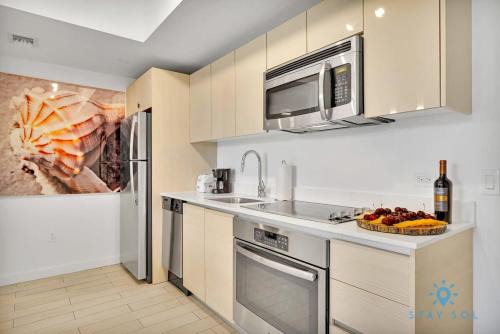 Hallandale Beach Apartment | Pool Apartment with Balcony Near Beach