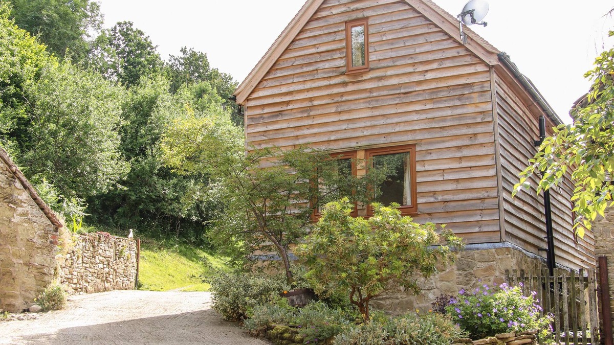 Munslow Cottage | POOL BARN, pet friendly, character holiday cottage in Craven Arms