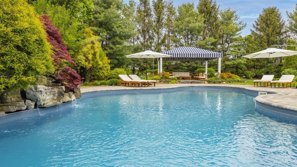 Town of Southold Town House | POOL + Beach 1 mi. to Greenport Village! Winter deals for 4+ nights.