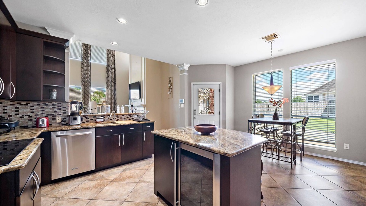 Barker House | Pool Escape | Games | Wi-Fi | BBQ Yard | Sleep 16