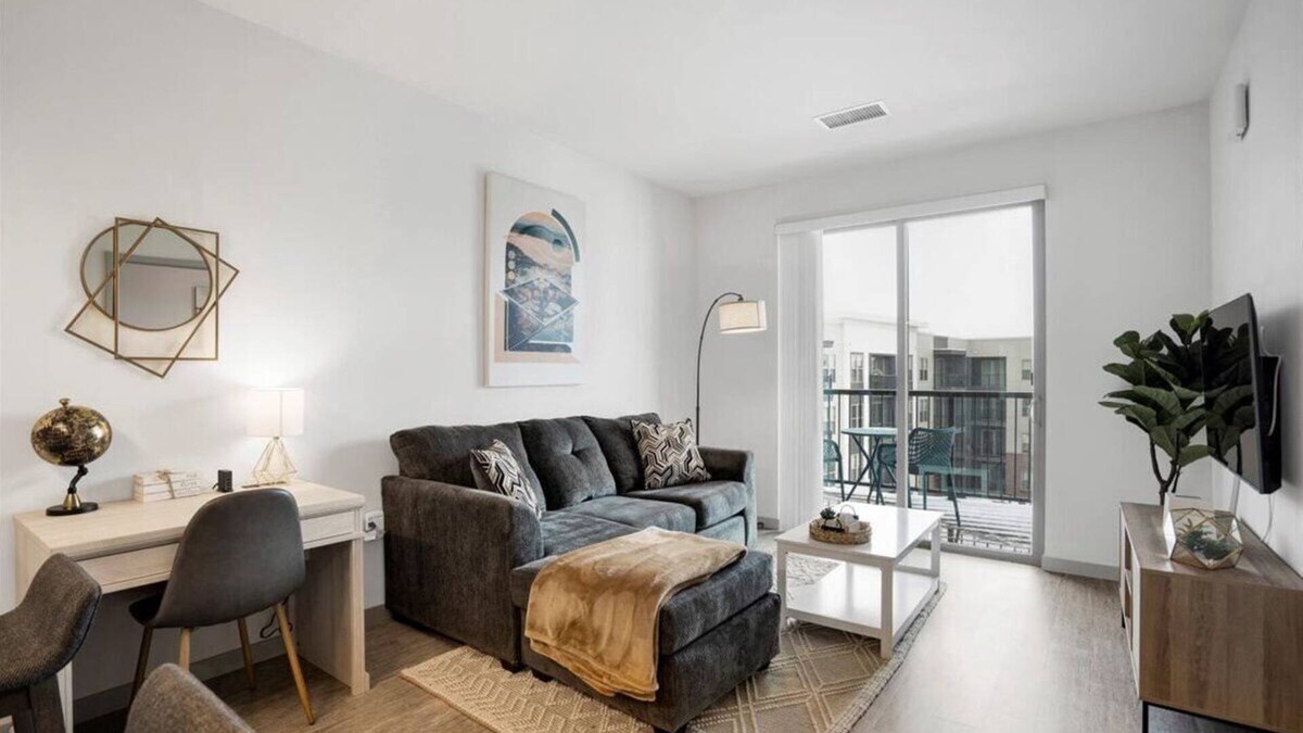 Madison Apartment | Pool. Free Covered Parking. Washer/Dryer in Unit.