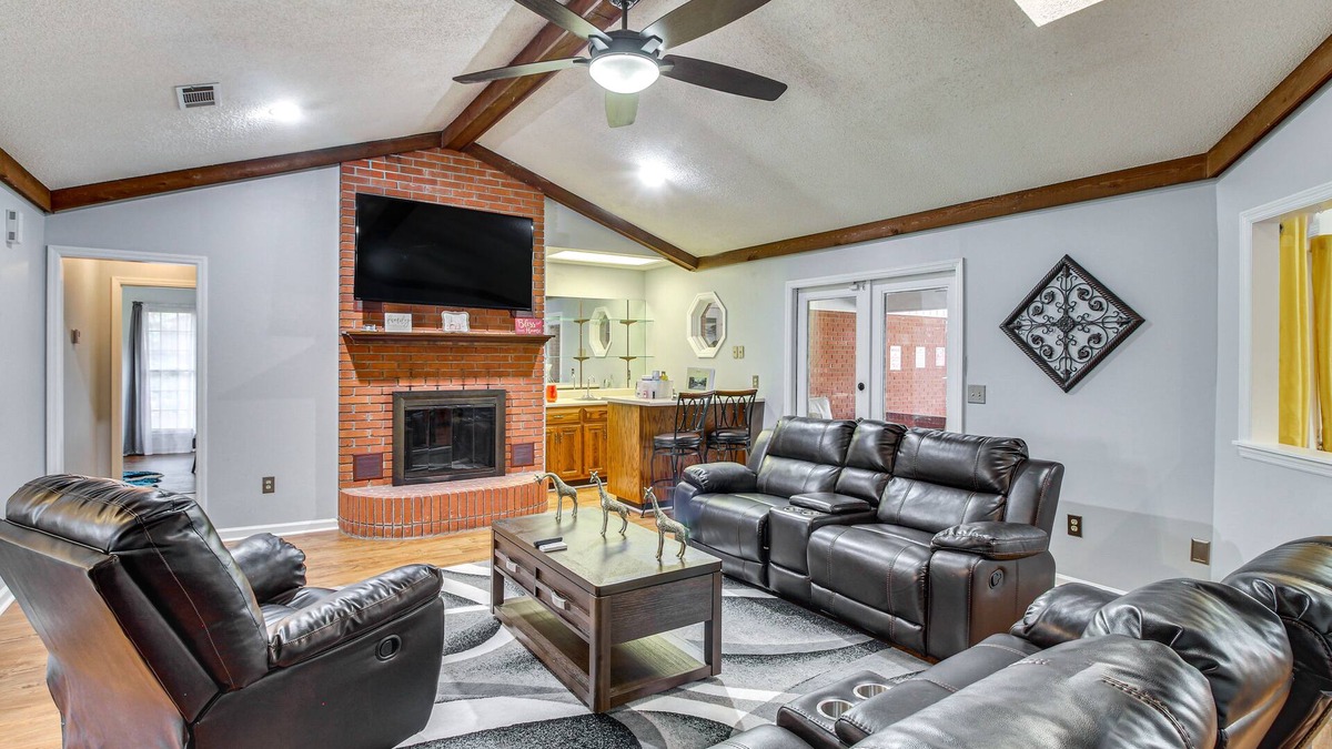 Hinesville House | Pool + Gameroom: Family Fun Retreat in Hinesville!