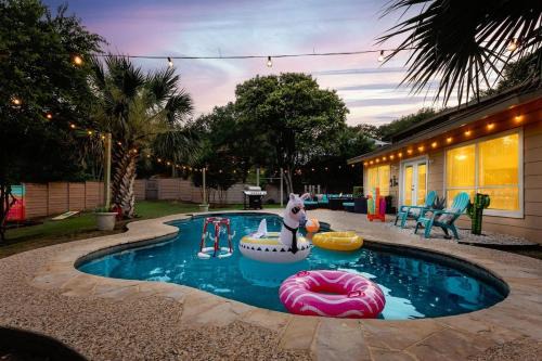 Vance Jackson House | Pool! Games! Dogs! Space!