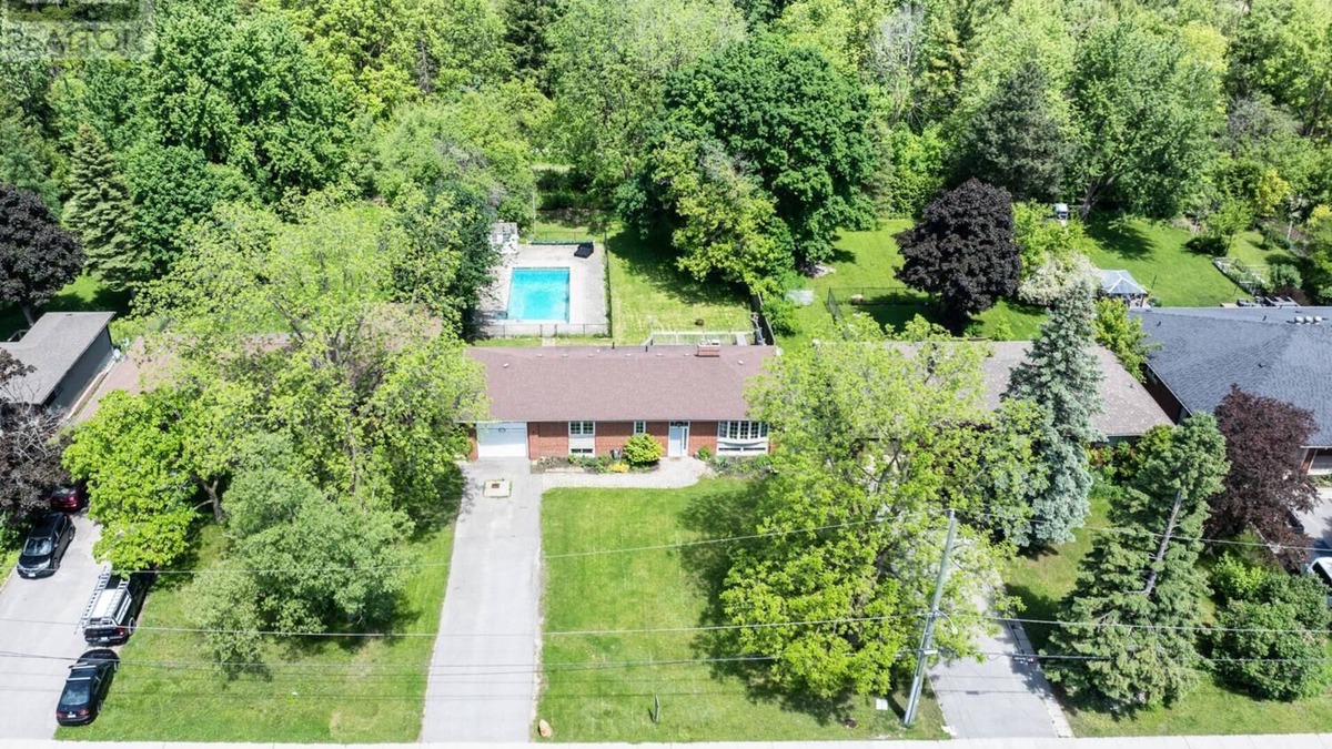 Richmond Hill House | POOL & Garden Oasis in Richmond Hill