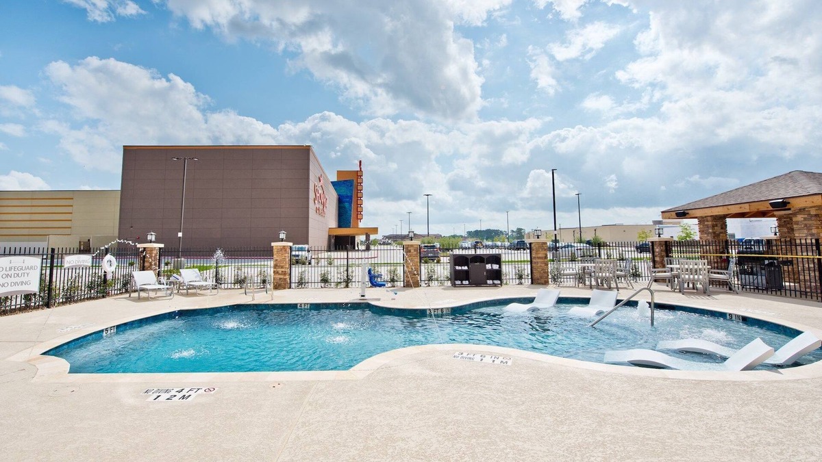 Humble Condo | Pool & Gym Access. Free Breakfast Buffet Every Morning!