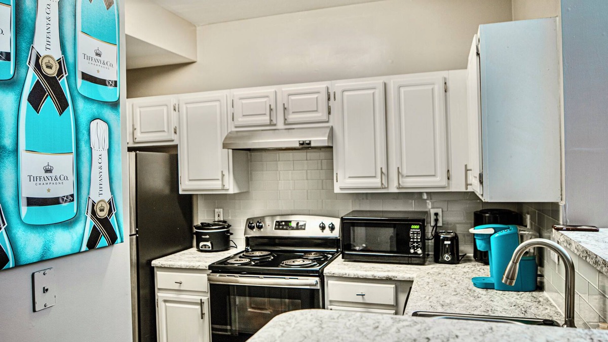 Buford Highway Apartment | Pool, Gym, BBQ Grill, LUX, Near ZOO, Aquarium