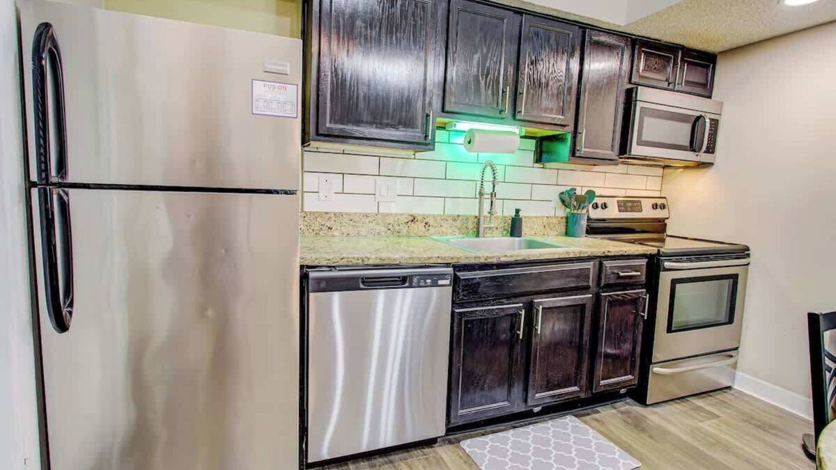 Florida Center Apartment | Pool & Gym: Your Perfect Getaway in Orlando!