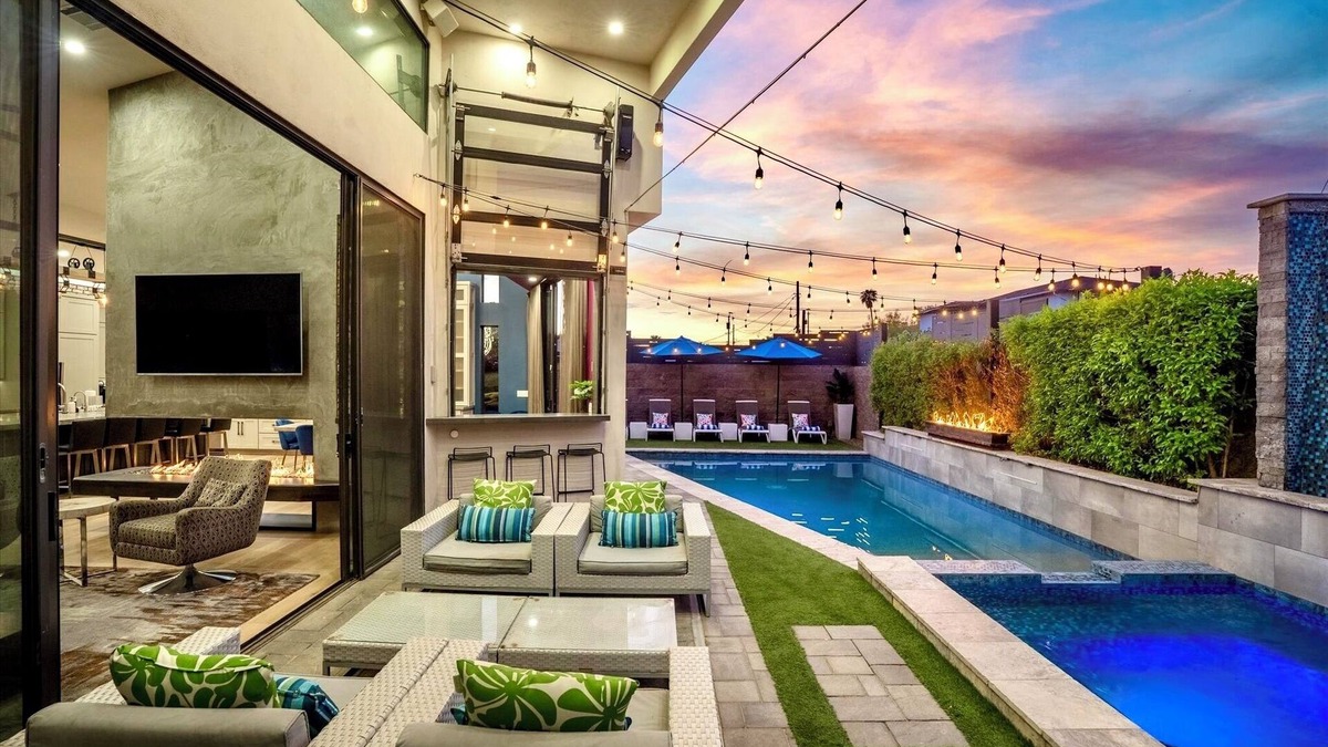 Southwest Village House | POOL HEAT INCLUDED!/Sleeps 12/Walk to Old Town/Pool/Spa/Putting Green/Misters
