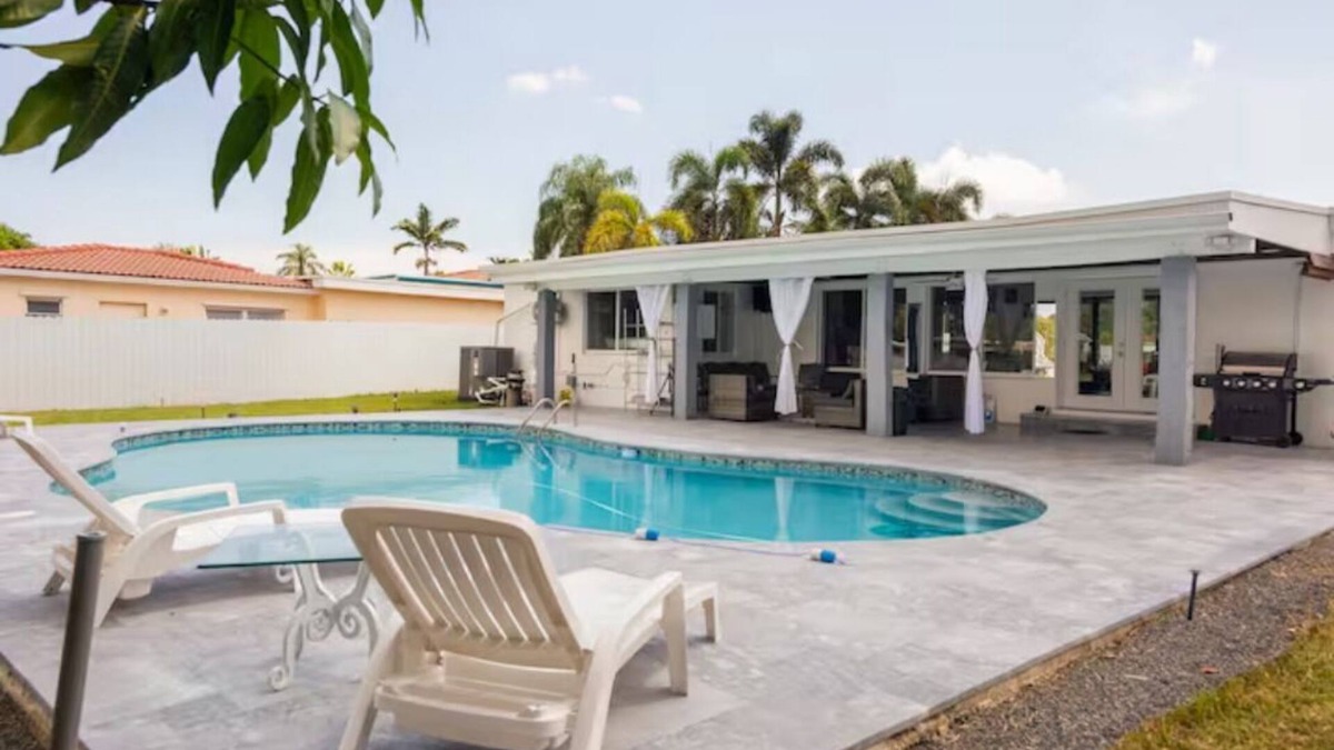 West Little River House | Pool Home in North Miami Beach. Everyone gets own bed !